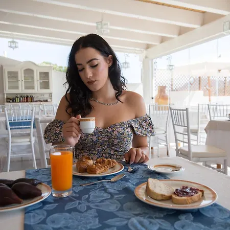 特利托尼利帕里酒店 酒店