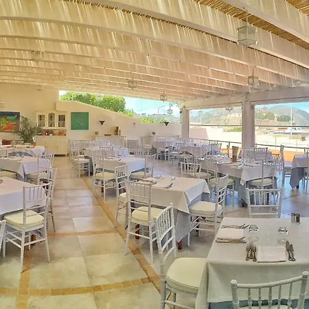 特利托尼利帕里酒店 4*