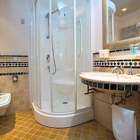 Tritone Hotel 4*